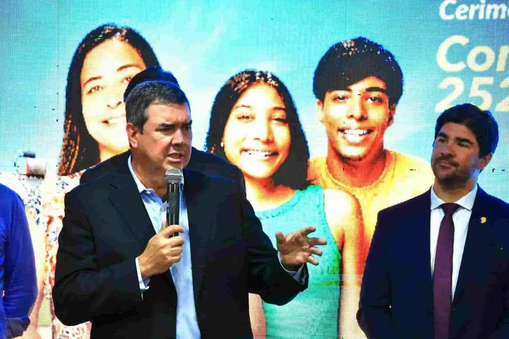 Governador Eduardo Riedel durante assinatura de moradias. (Foto: Nathalia Alcântara, Jornal Midiamax)