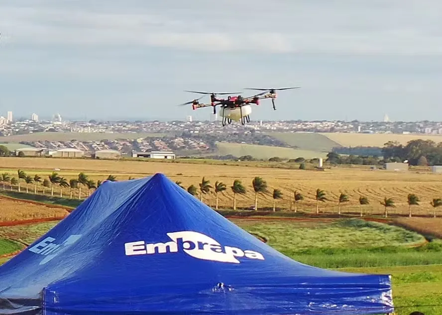 Um drone de pulverização agrícola pode custar entre R$ 100 mil e R$ 300 mil — Foto: Rafael Soares