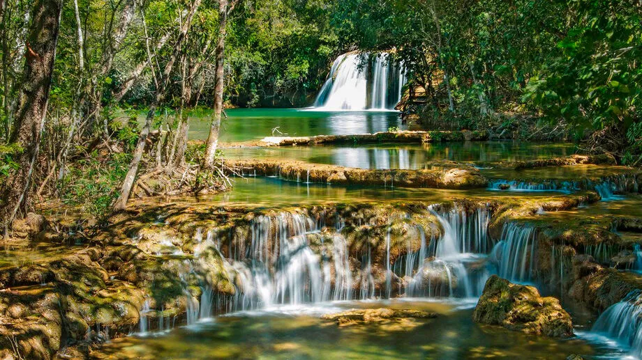 Com águas cristalinas, cavernas misteriosas, grutas iluminadas pela luz natural e uma natureza praticamente intocada / Divulgação/Prefeitura Bonito
