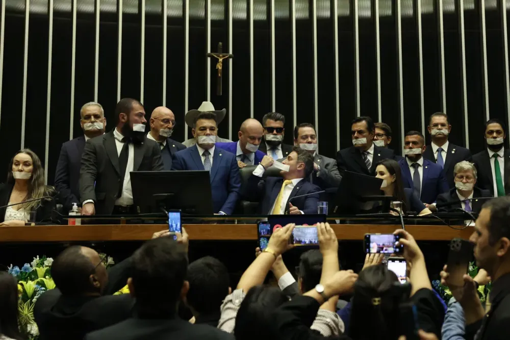 Deputados de oposição fazem ato tampando a boca com esparadrapo durante sessão da Câmara dos Deputados • José Cruz/Agência Brasil