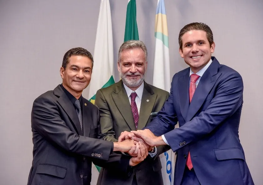 Gilberto Abramo (no meio), entre os presidentes da Câmara, Hugo Motta, e nacional do Republicanos, Marcos Pereira (Foto: Arquivo)