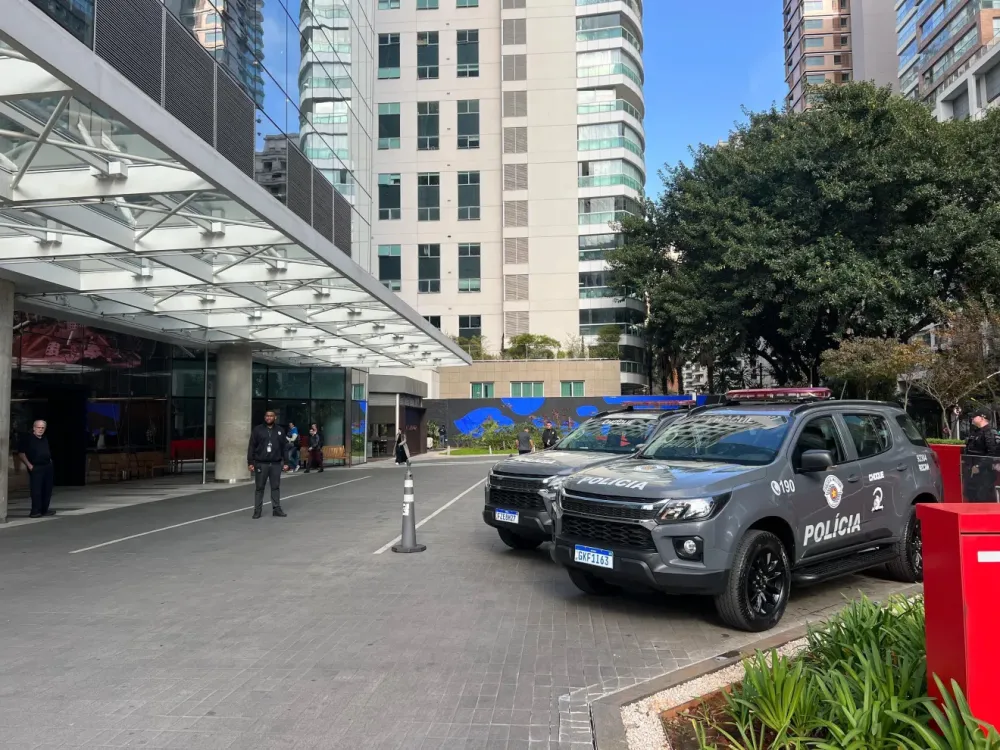 Forças de segurança cumpriram ordens judiciais na Avenida Faria Lima, núcleo financeiro de São Paulo, durante a Operação Carbono Oculto. (Foto: CNN)