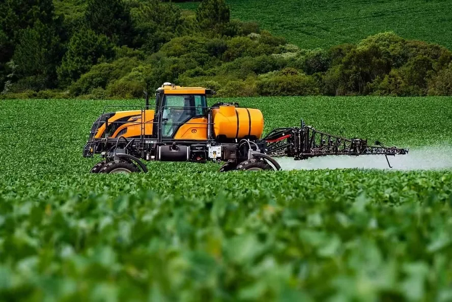 Mercado ainda possui cerca de 10% do volume de fertilizantes a ser negociado para a cultura da soja — Foto: Valtra/Divulgação
