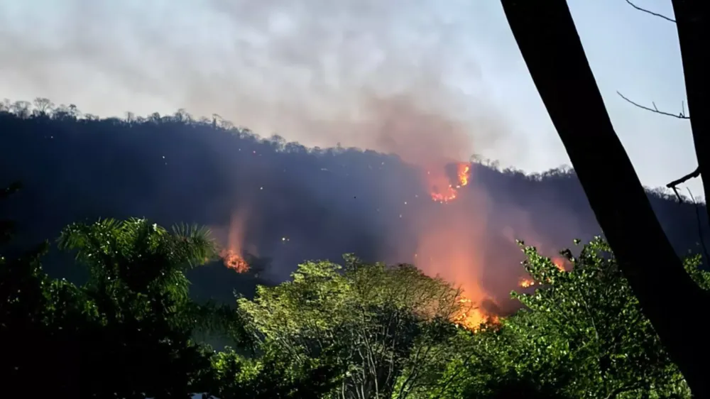 Incêndio na Serra da Bodoquena, no fim da tarde de domingo (14). (Foto: Leitor Midiamax)