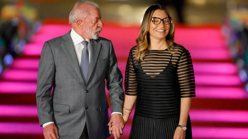 A medida, assinada em agosto, amplia o acesso da primeira-dama aos serviços do Gabinete Pessoal do presidente