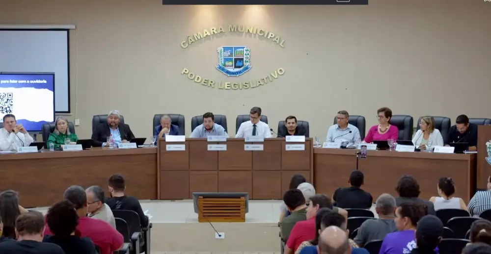 Vereadores de Bonito durante sessão ordinária marcada por protestos contra a taxa de R$ 15 para turistas (Foto: Reprodução/YouTube)