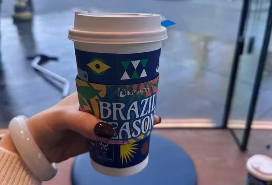Copo de café distribuído pela Luckin Coffee em dezembro — Foto: Divulgação