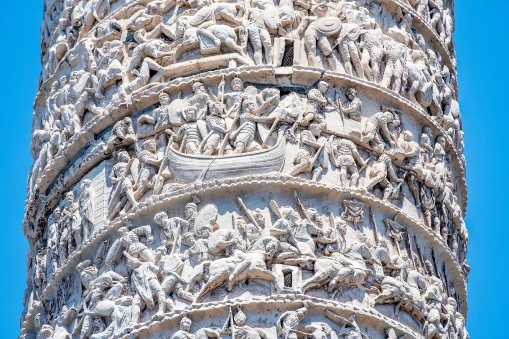 Detalhes da Coluna de Marco Aurélio, de mármore com 1.840 anos, que se eleva sobre o centro de Roma • Edwin Remsberg/VWPics/Universal Images Group via Getty Images