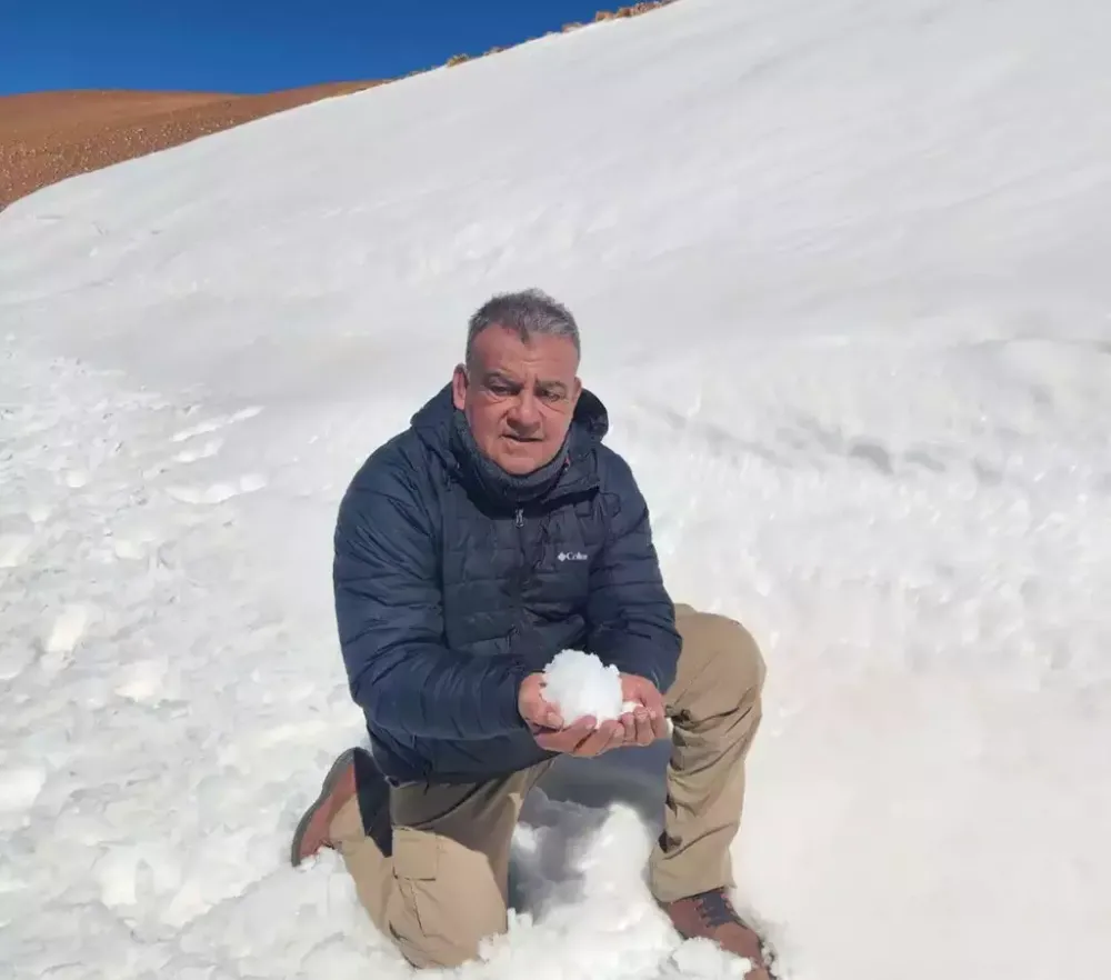 Toninho Ruiz mostra neve na geleira dos Andes, rota que percorre desde 1990