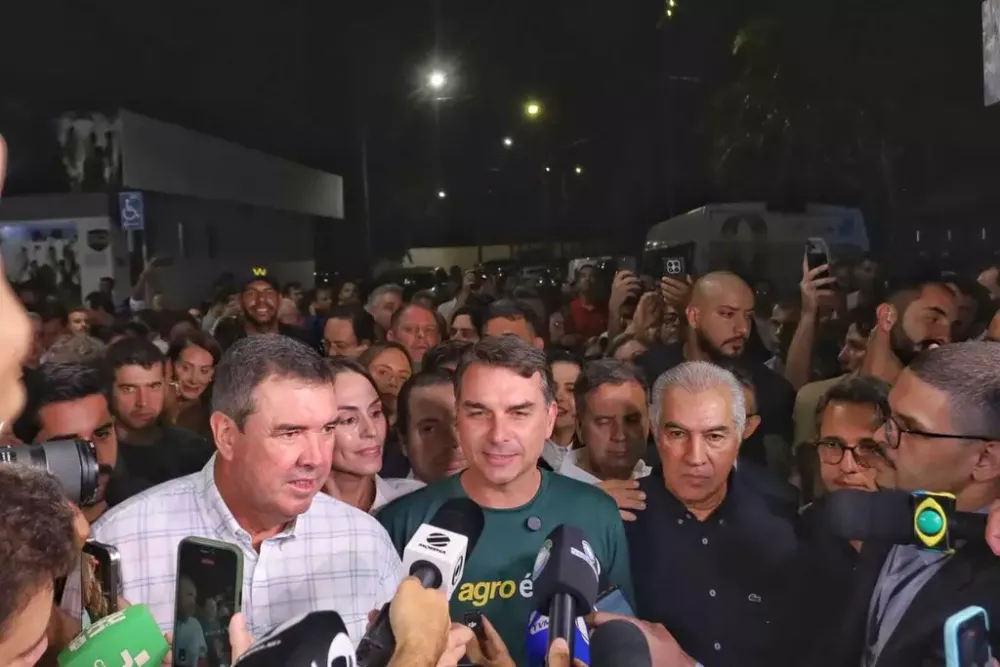 Governador Eduardo Riedel (PP), Flávio Bolsonaro (PL) e Reinaldo Azambuja (PL) durante coletiva na Expogrande (Foto: Paulo Francis)