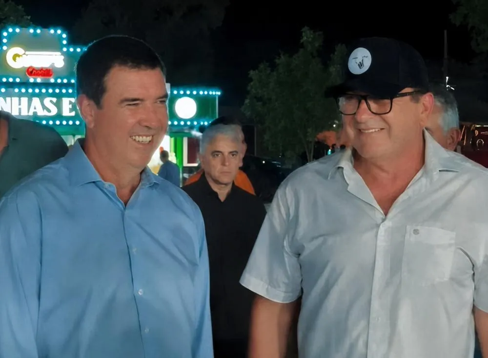 Governador Eduardo Riedel acompanhado do Presidente do Sindicato Rural de Jardim, Tadeu Ruiz. (Foto: Reprodução/Redes Sociais)