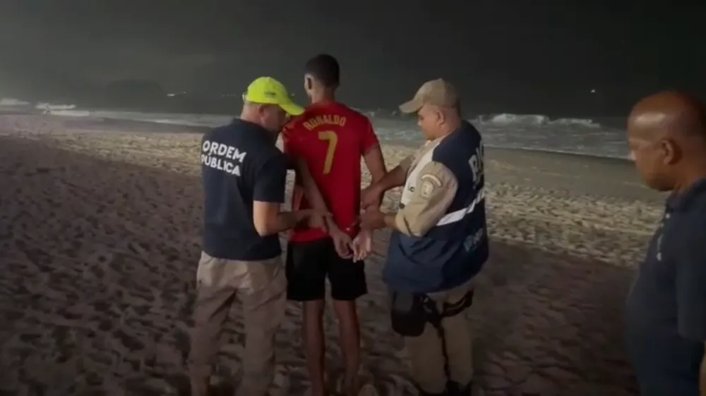 A prisão ocorreu na faixa de areia, próximo ao espelho d’água, na praia de Copacabana, um dos principais pontos turísiticos da zona Sul da capital - Reprodução/Seop
