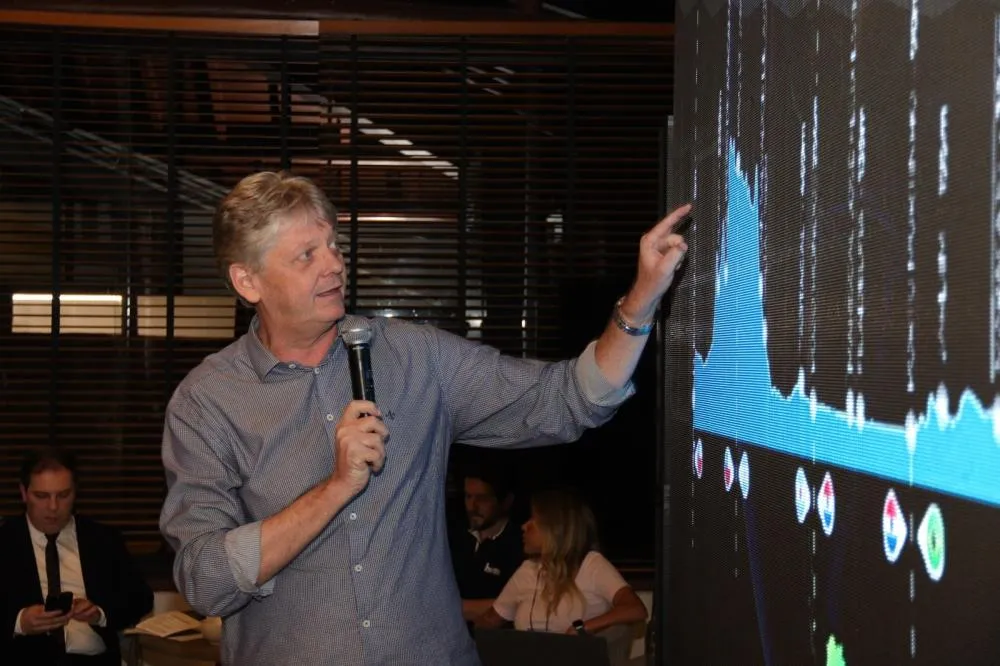 Sugestão de legenda: Jaime Verruck em uma das palestras sobre o desenvolvimento do estado. (Foto: Mairinco de Pauda)