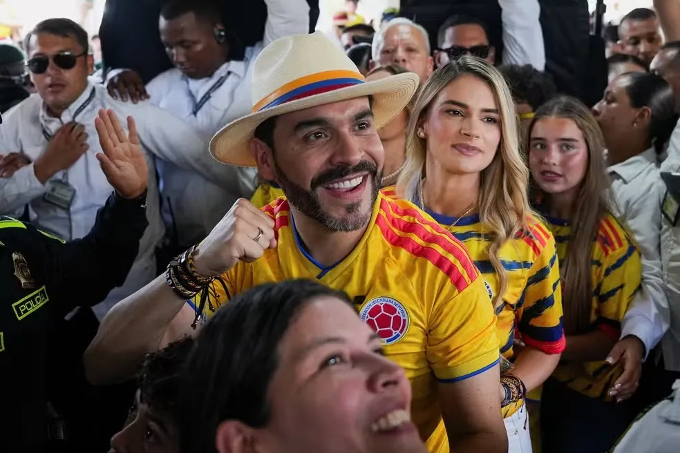 Candidato de direita Abelardo De La Espriella gesticula entre apoiadores durante 2º turno das eleições presidenciais da Colômbia em Barranquilla, na Colômbia, em 21 de junho de 2026. — Foto: REUTERS/Jair Coll